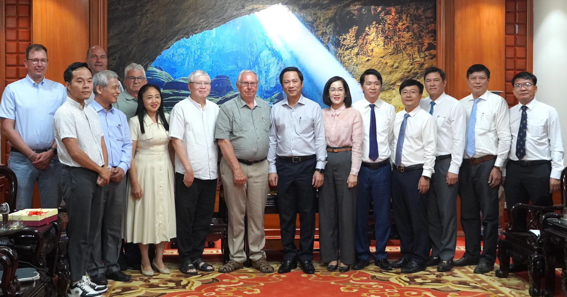 Các đại biểu tham dự buổi làm việc - Ảnh: H.Tr