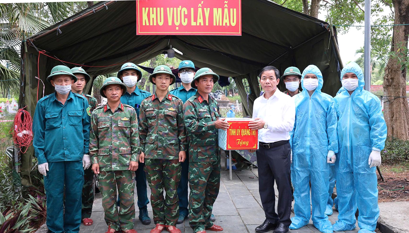 Đồng chí Nguyễn Văn Phương, Ủy viên Trung ương Đảng, Bí thư Tỉnh ủy thăm, động viên lực lượng tìm kiếm quy tập hài cốt liệt sĩ - Ảnh: C.H