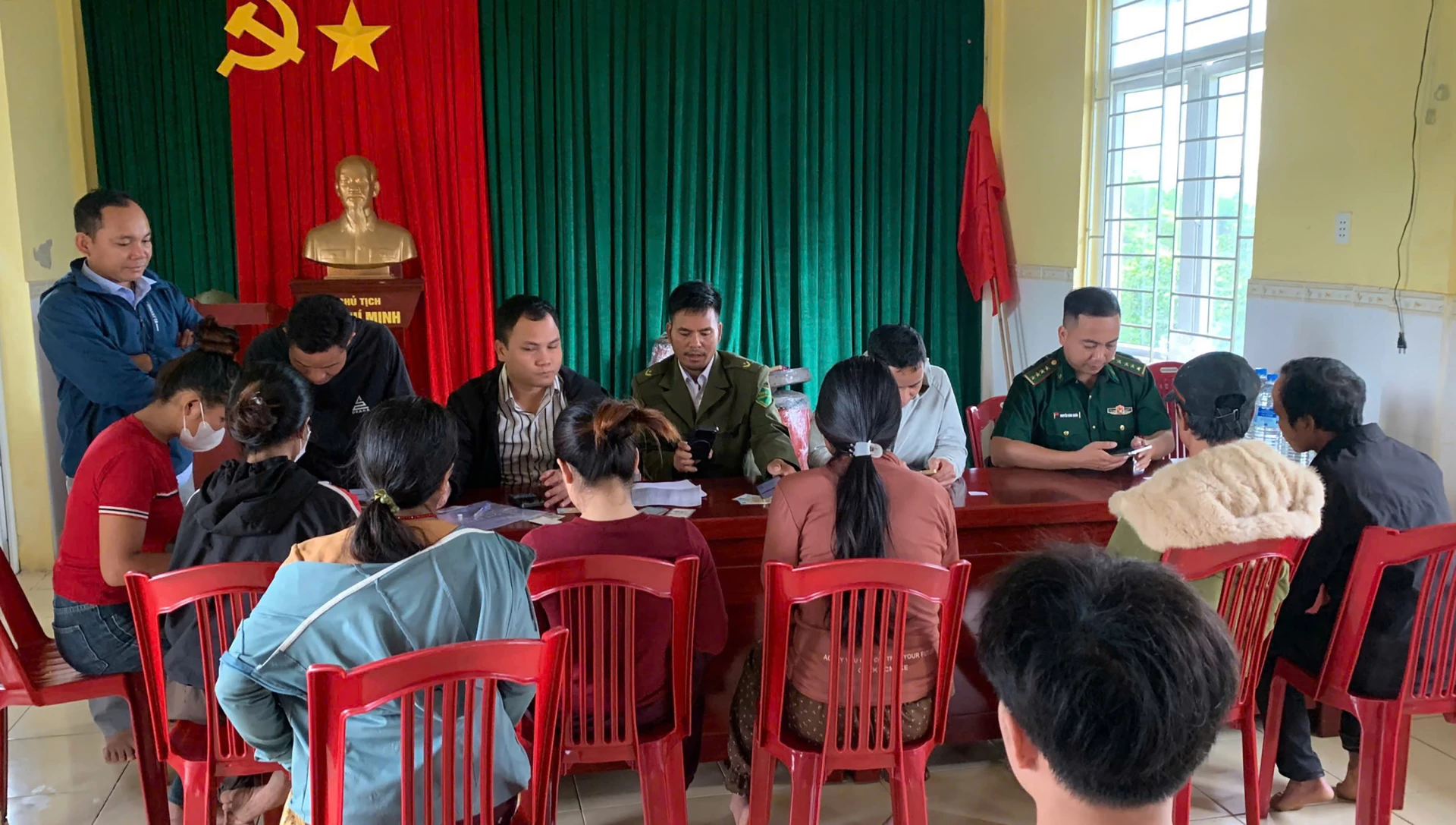 Đồn Biên phòng Ba Tầng phối hợp với xã A Dơi hỗ trợ bà con tích hợp thông tin trên ứng dụng VNeID - Ảnh: N.M