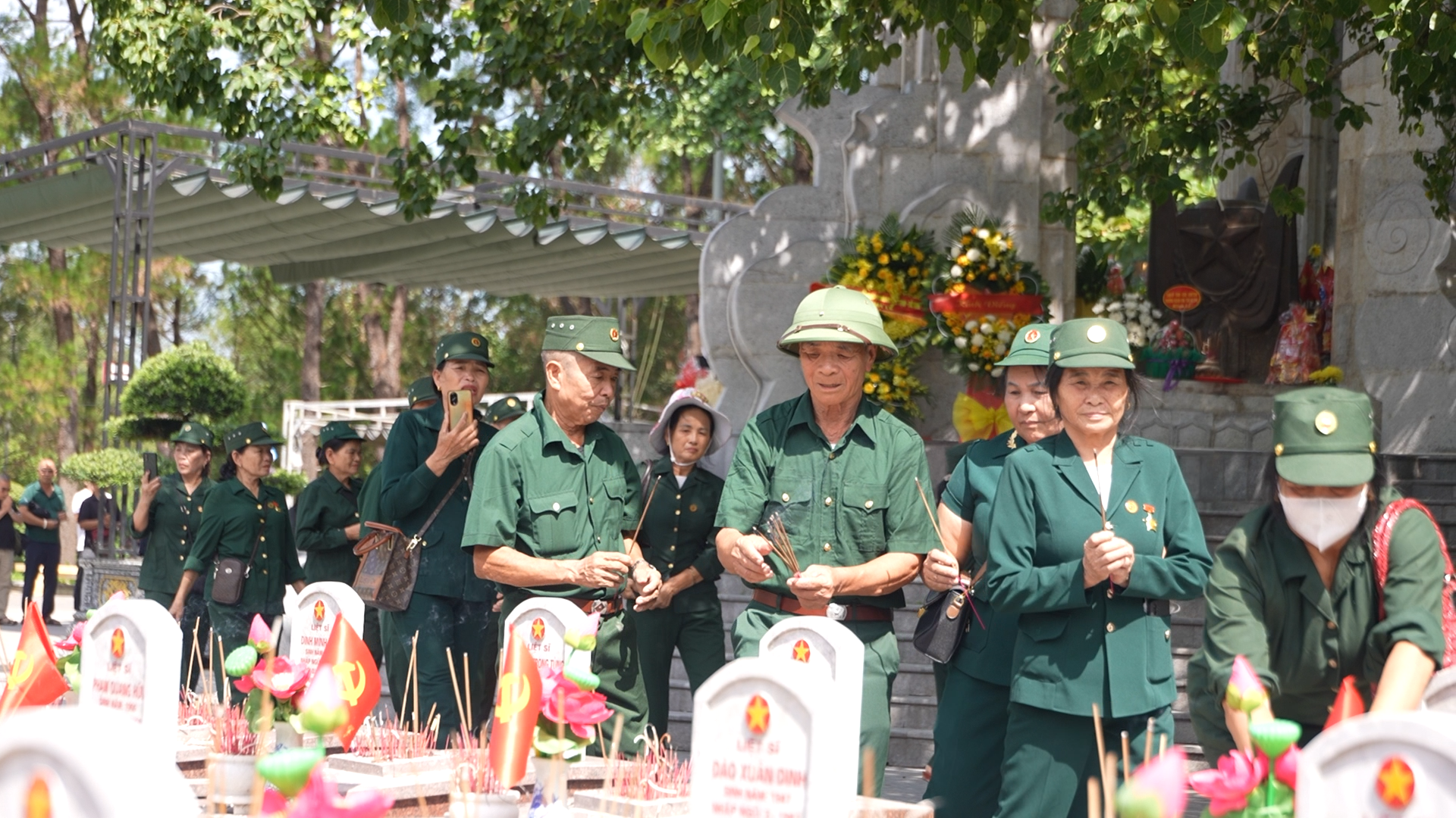 Những người cựu chiến binh thắp hương cho đồng đội ở Nghĩa trang liệt sĩ quốc gia Trường Sơn - Ảnh: N.D
