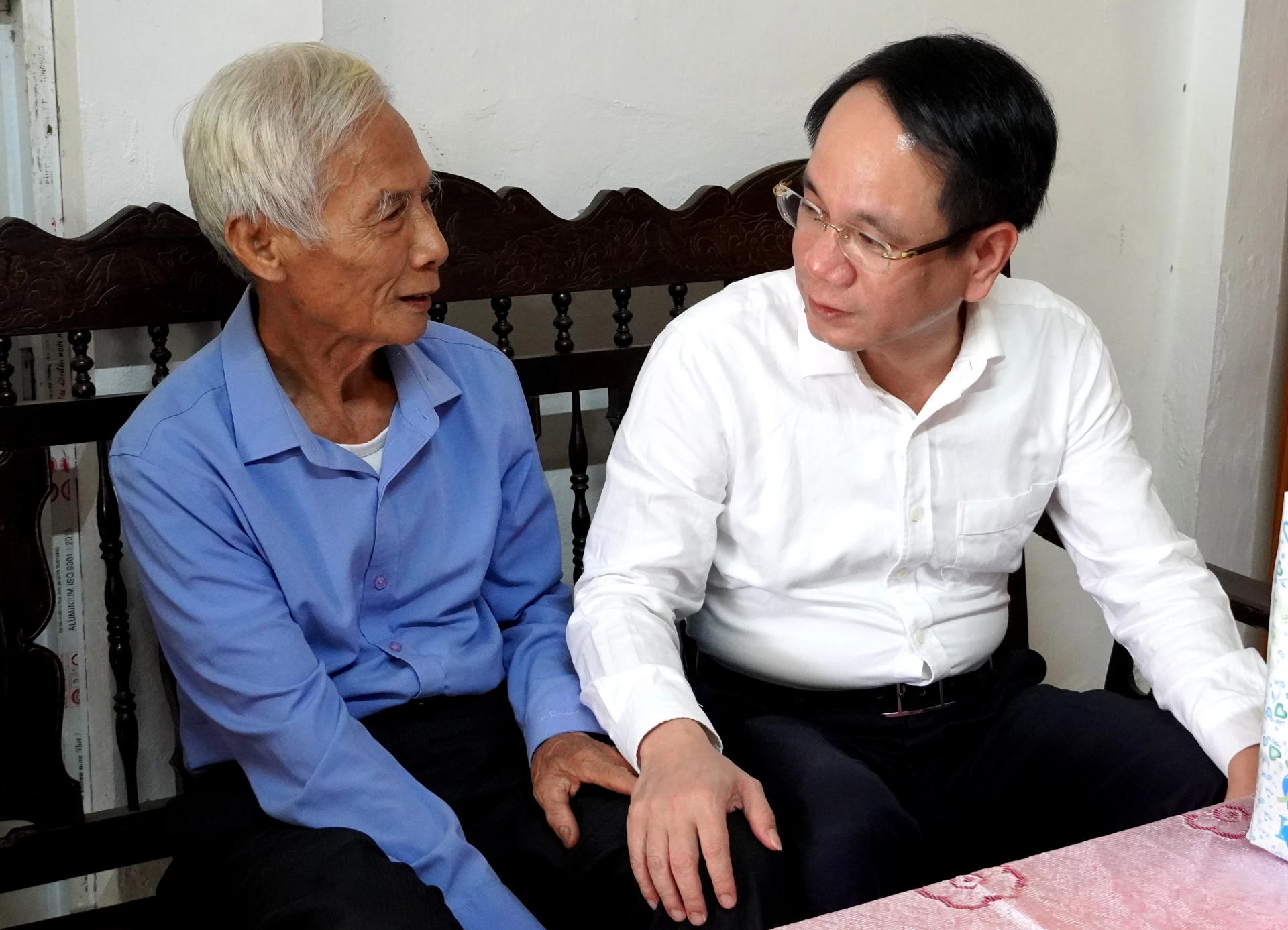 Bí thư Đảng ủy phường Đồng Hới Phan Mạnh Hùng thăm hỏi sức khỏe thương binh Hoàng Bá Xuân (phường Đồng Sơn) - Ảnh: H.Tr.