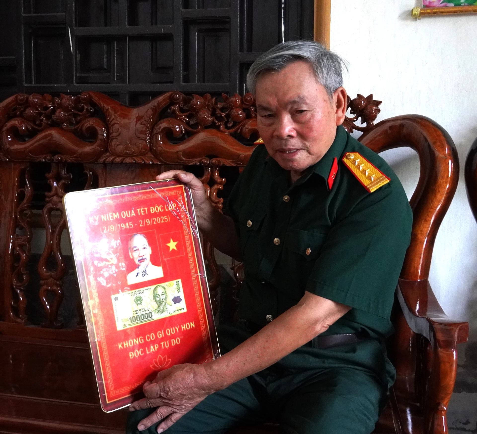 Cựu chiến binh, đại tá Trần Xuân Tiệu trân trọng cất giữ món quà nhân dịp kỷ niệm80 năm Cách mạng tháng Tám và Quốc khánh 2/9 - Ảnh: H.Tr.