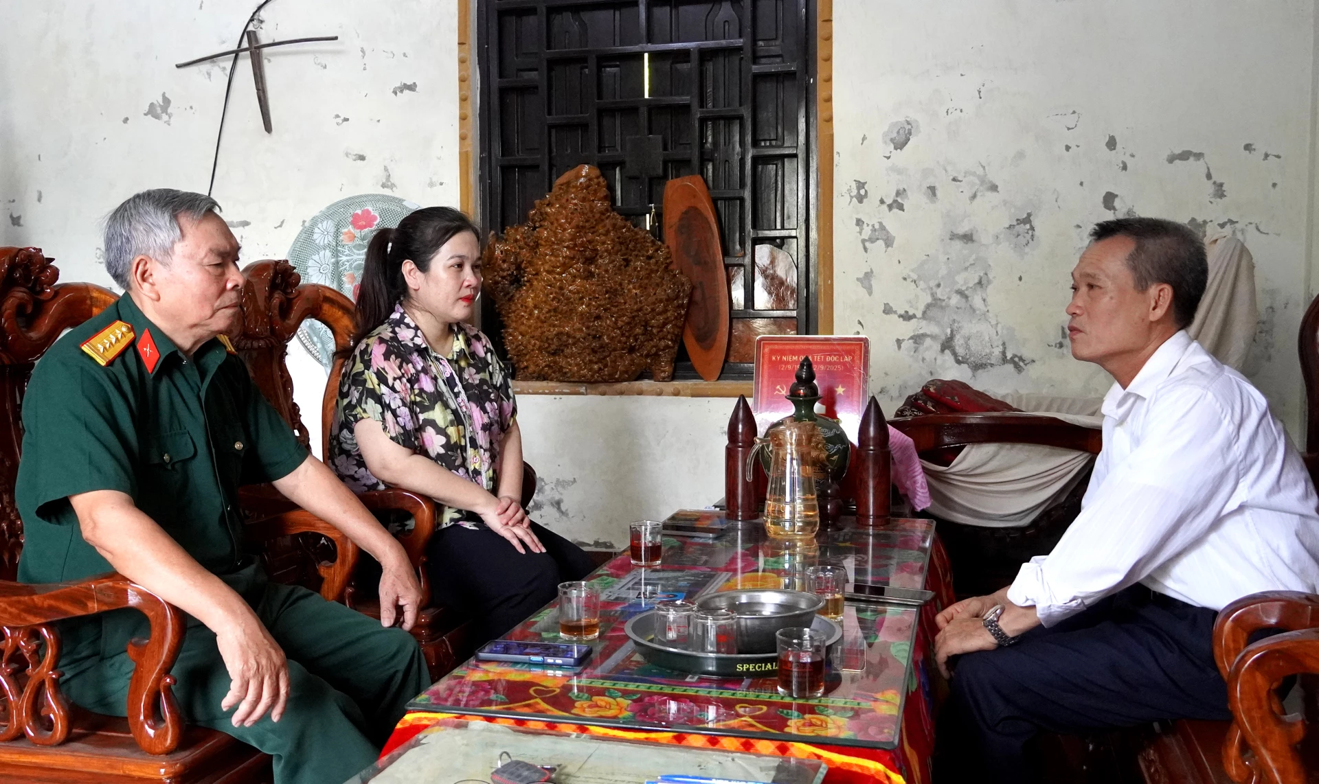 Cán bộ tổ dân phố và người dân đến thăm hỏi, chia sẻ công việc với ông Trần Xuân Tiệu - Ảnh: H.Tr.