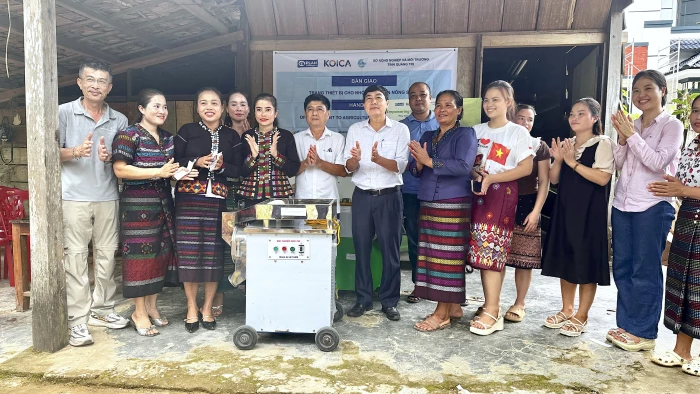 Trao thiết bị hỗ trợ phụ nữ dân tộc thiểu số phát triển sinh kế