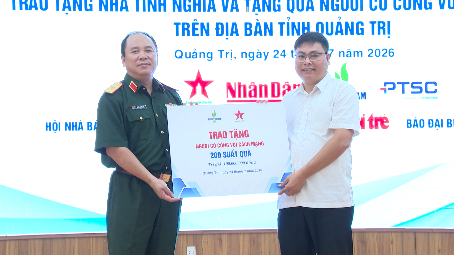 Báo Quân đội nhân dân trao tượng trưng hỗ trợ 200 suất quà an sinh xã hội - Ảnh: Việt Anh