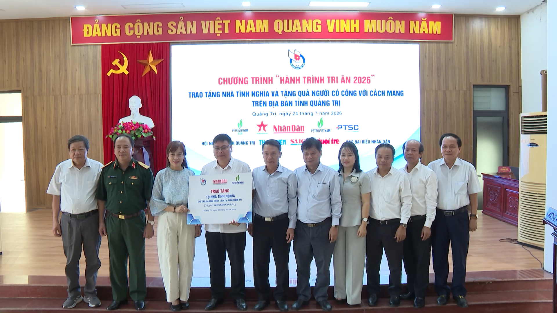 Hội Nhà báo Việt Nam trao kinh phí tặng 10 căn nhà tình nghĩa cho người có công với cách mạng và thân nhân liệt sĩ trên địa bàn tỉnh Quảng Trị - Ảnh: Việt Anh