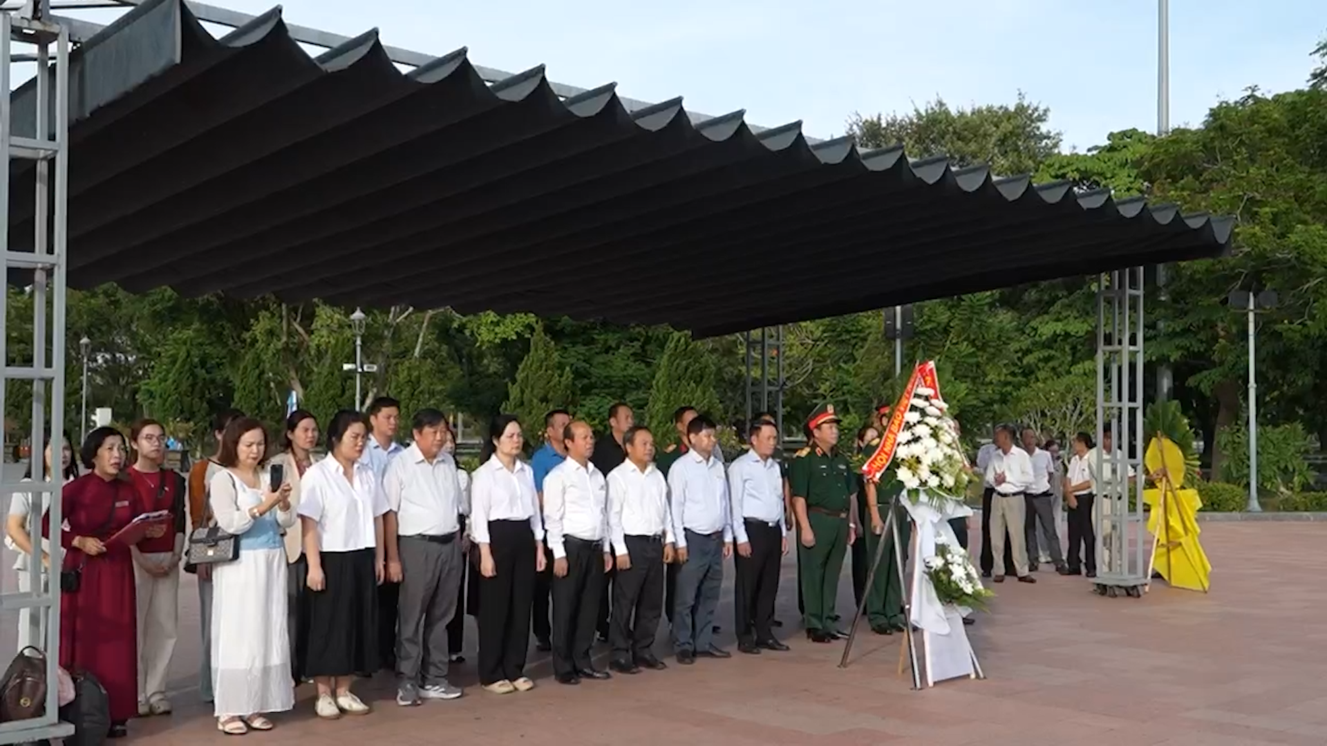Đoàn công tác Hội nhà báo dâng hương tại Di tích Quốc gia Đặc biệt Thành Cổ Quảng Trị. Ảnh: Việt Anh