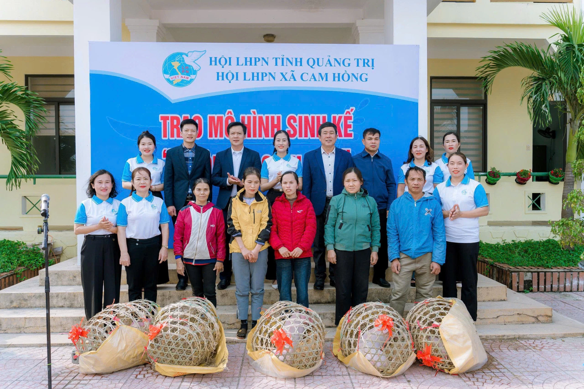 Hội Liên hiệp Phụ nữ xã Cam Hồng tổ chức Chương trình Trao mô hình sinh kế cho hội viên có hoàn cảnh khó khăn - Ảnh: B.C