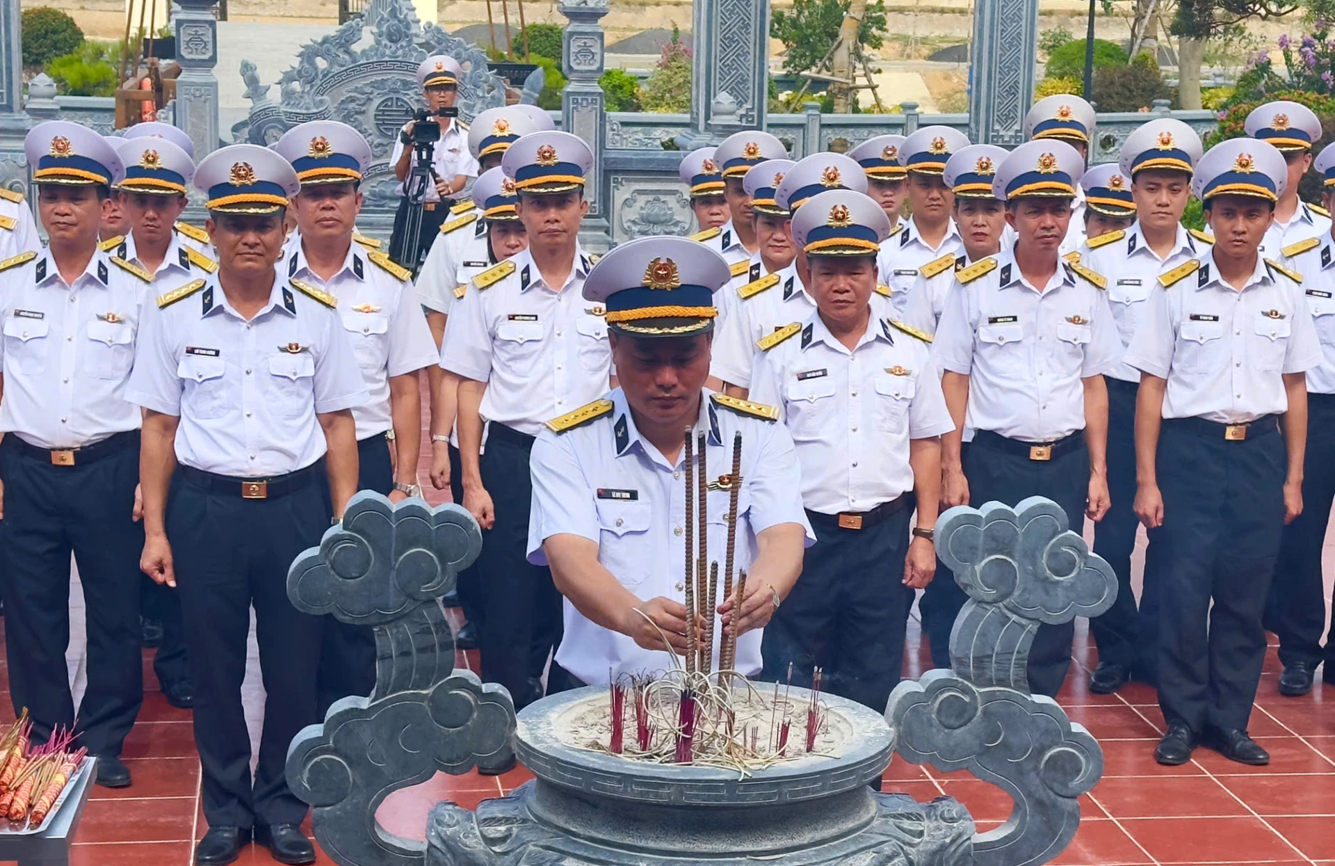 Đoàn đại biểu Bộ Tư lệnh Vùng 3 Hải quân dâng hương tại Khu di tích quốc gia đặc biệt Bến phà Gianh - Ảnh: Thùy Trang