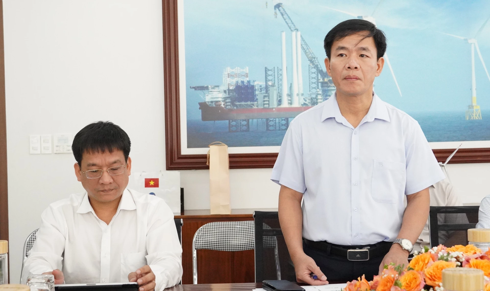 Đồng chí Nguyễn Văn Phương, Bí thư Tỉnh ủy đề nghị Nhà máy bám sát kế hoạch sản xuất, huy động tối đa khả năng có thể, hạn chế cắt giảm công suất - Ảnh: Q.V