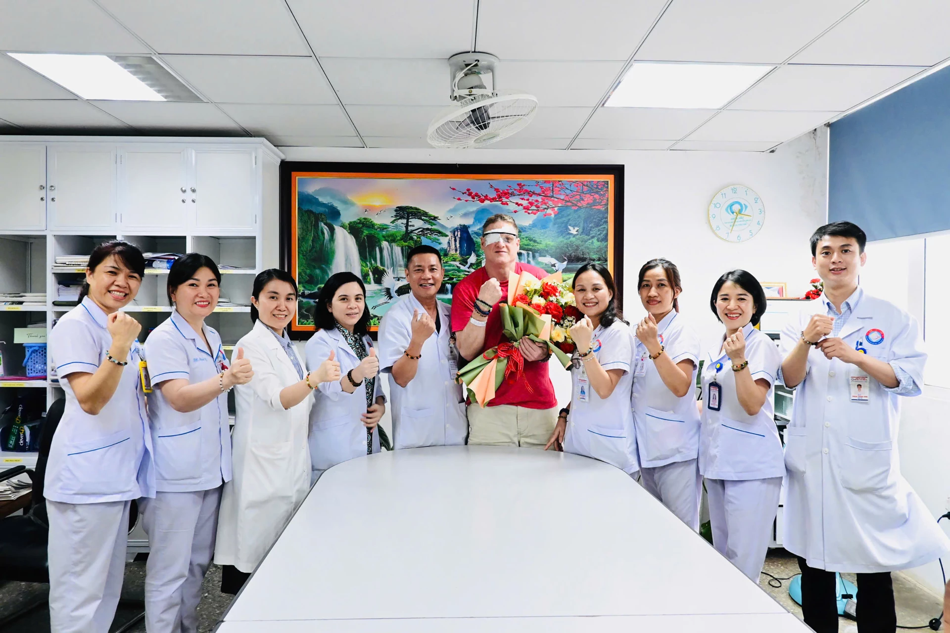 Với sự tận tâm, chuyên nghiệp, những nhân viên y tế tạo ấn tượng đẹp trong lòng những bệnh nhân quốc tế - Ảnh: H.L