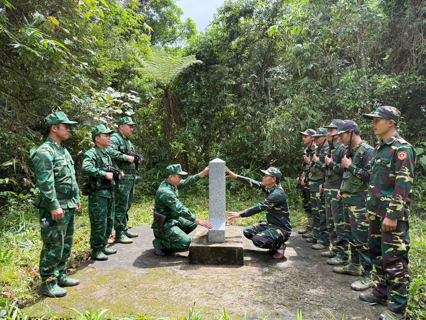 Đồn Biên phòng cửa khẩu quốc tế La Lay phối hợp Đại đội Biên phòng 514/Lào tuần tra song phương, kiểm tra, bảo vệ mốc quốc giới 643 - Ảnh: L.T