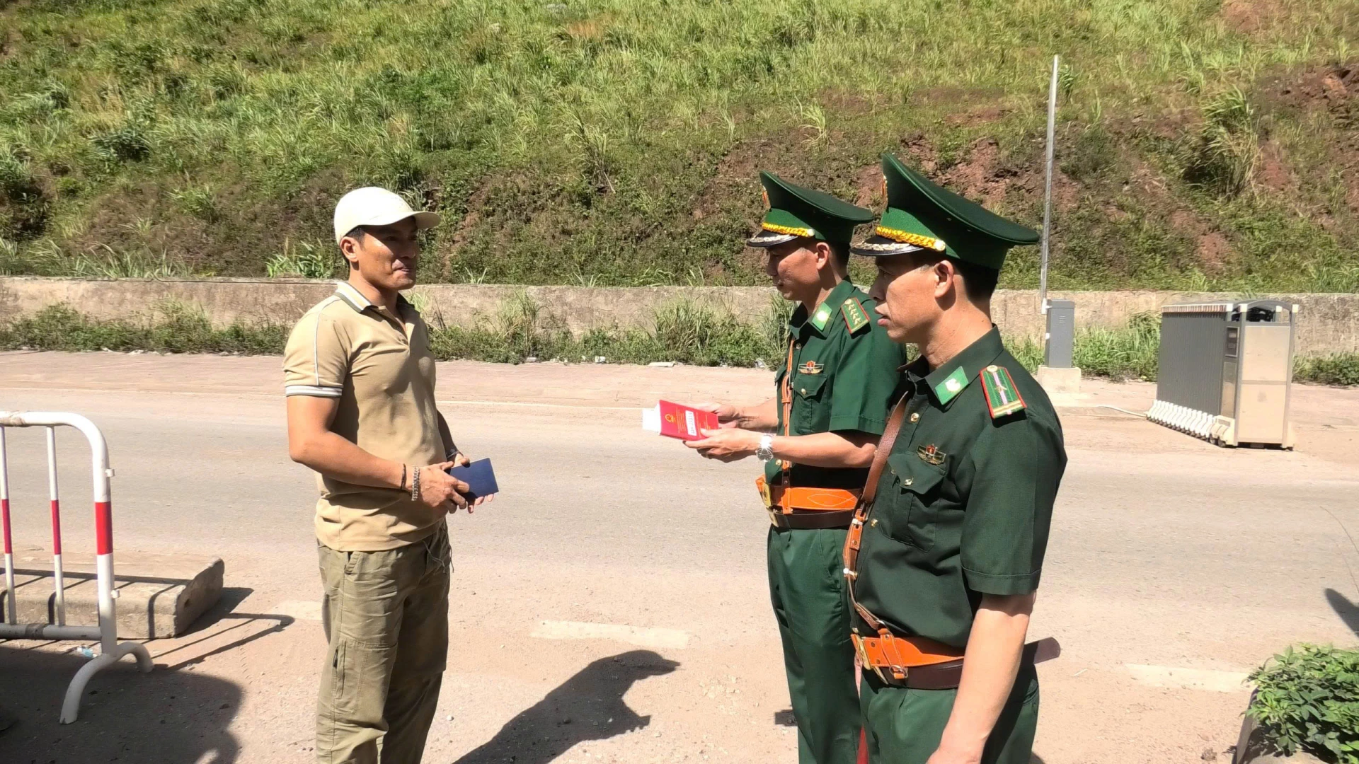  Đồn Biên phòng cửa khẩu quốc tế Cha Lo tăng cường kiểm tra, kiểm soát khu vực biên giới - Ảnh: Q.V
