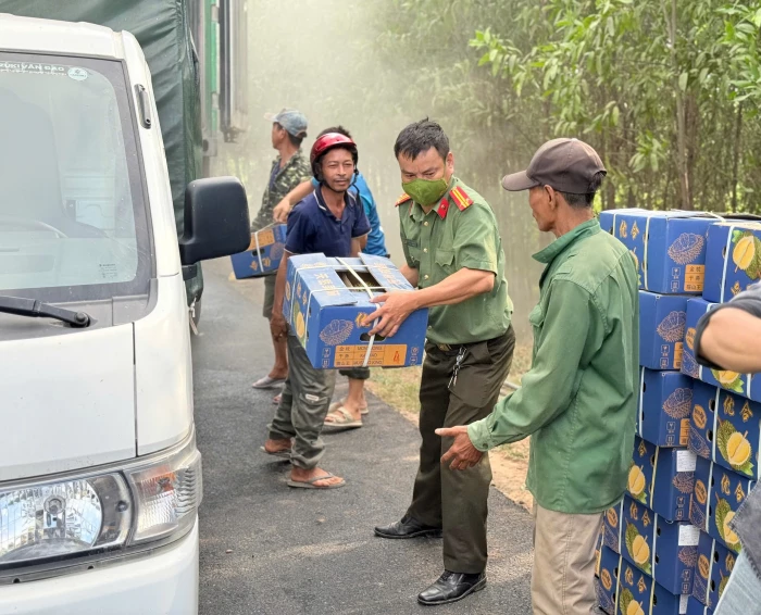 Kịp thời hỗ trợ đưa 20 tấn sầu riêng ra khỏi ô tô tải bốc cháy trên đường Hồ Chí Minh