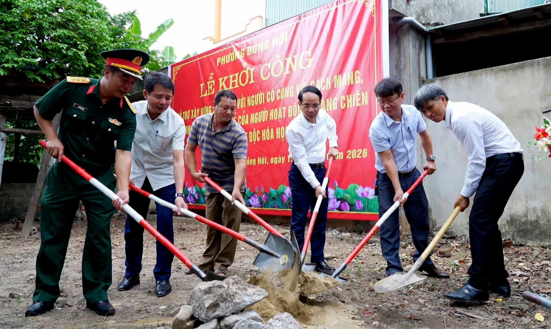 Đồng chí Bí thư Đảng ủy phường Đồng Hới, Phan Mạnh Hùng tham gia thực hiện thủ tục khởi công xây dựng nhà mới cho hộ gia đình chính sách - Ảnh: P.V. ⠀⠀