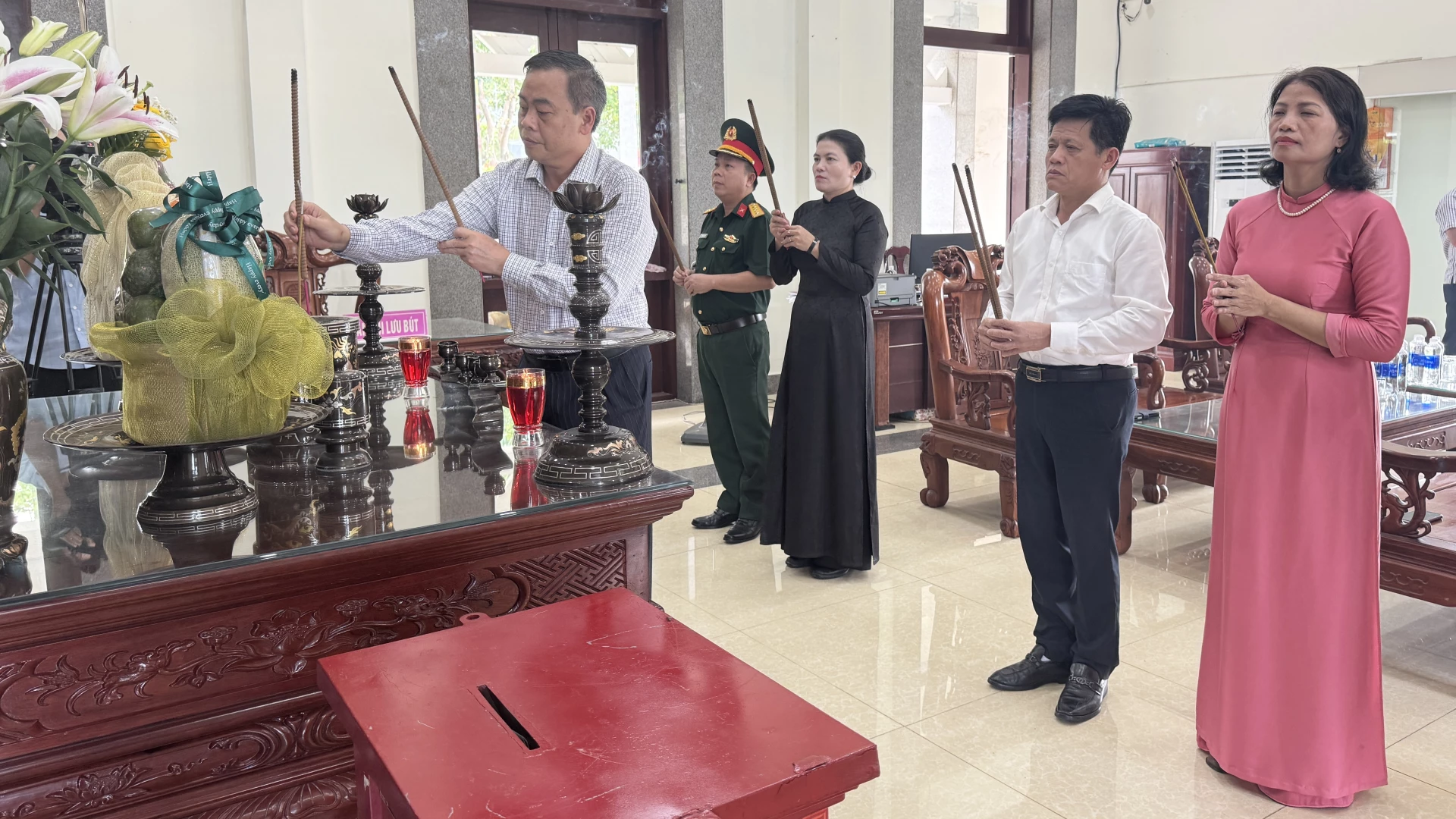 Các đại biểu dâng hương tại nhà tưởng niệm Bác Hồ - Ảnh: MT