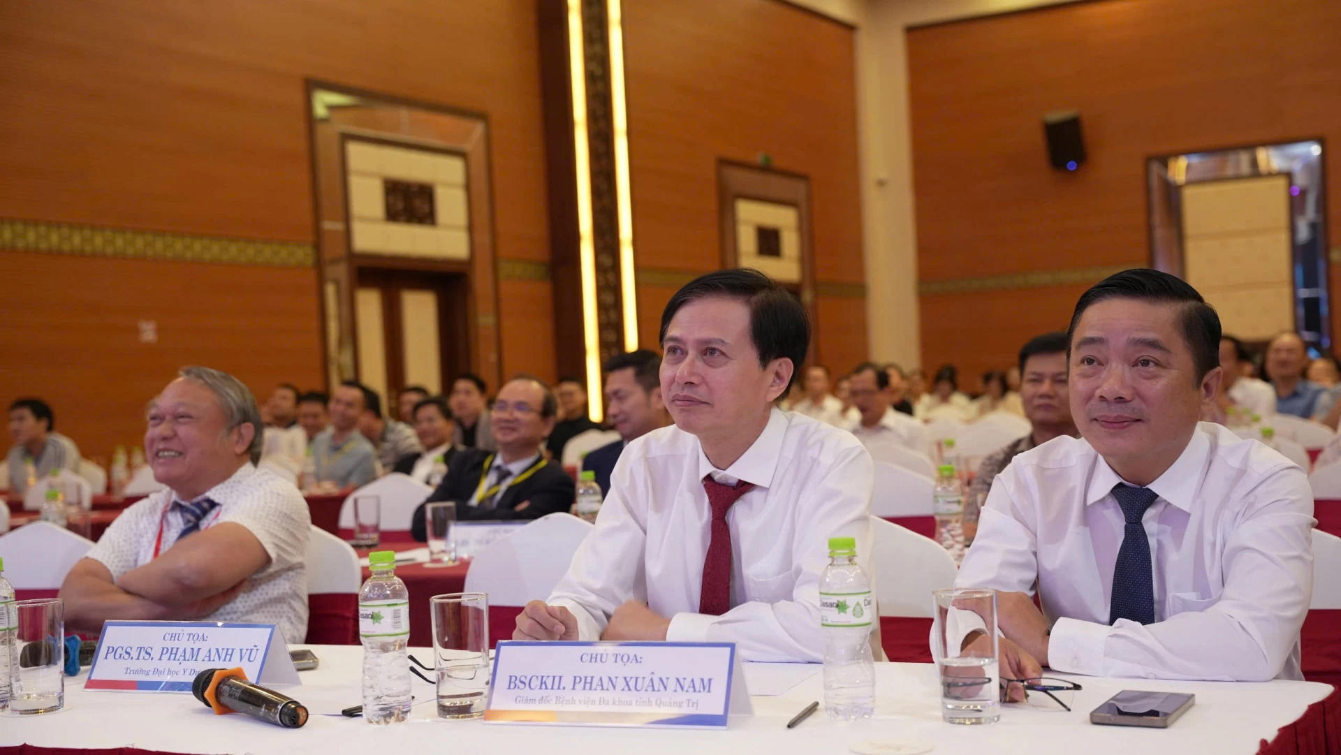Các đại biểu nghe các chuyên gia đầu ngành trình bày tại hội thảo - Ảnh: MT