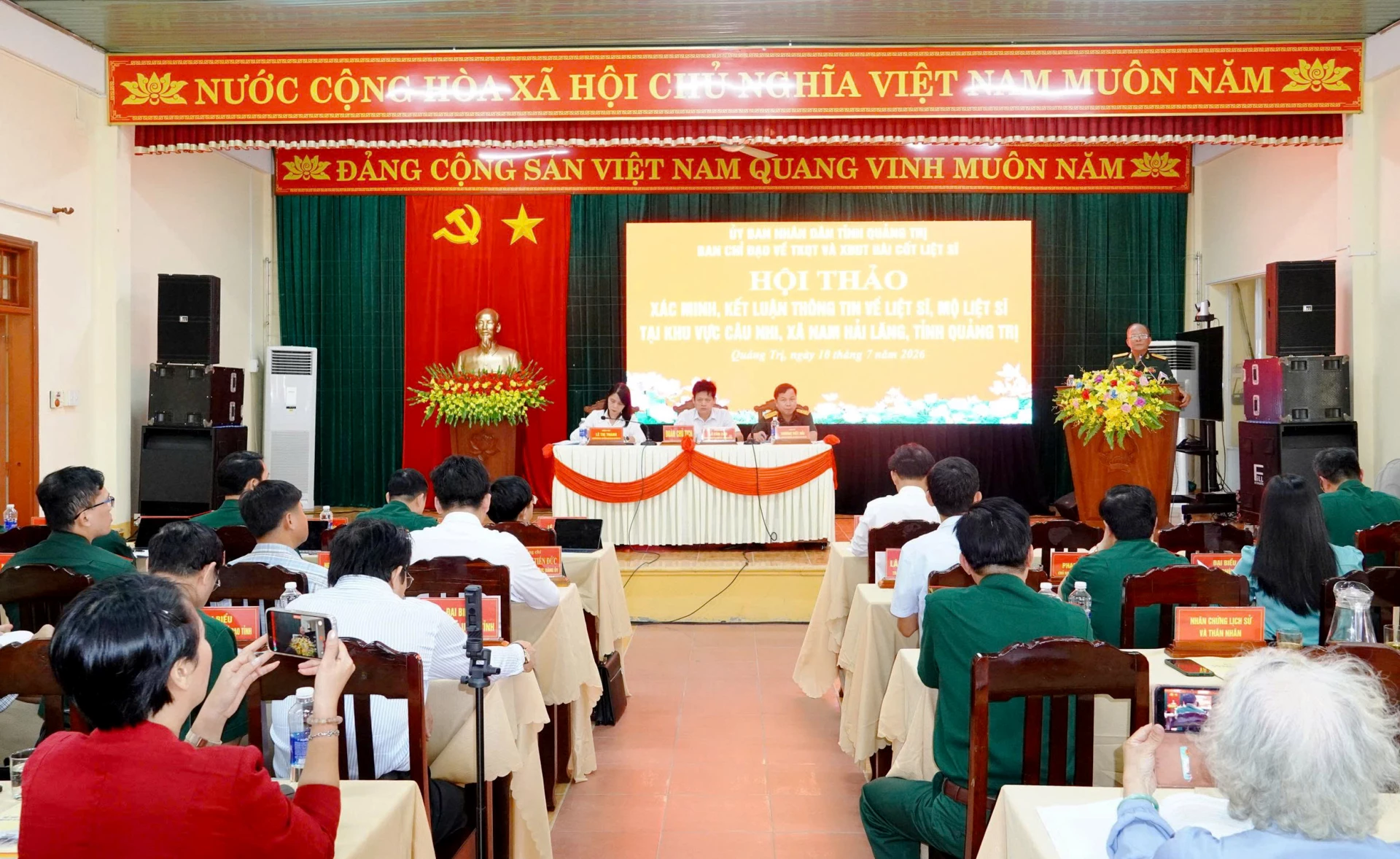 Các đại biểu nghe nhân chứng lịch sử cung cấp thông tin tại hội thảo - Ảnh: M.T