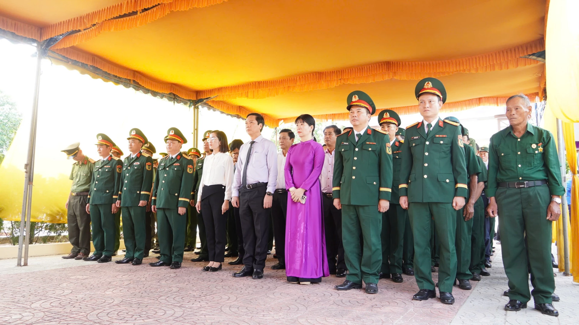 Các đại biểu tham dự lễ truy điệu và an táng hài cốt liệt sỹ - Ảnh: MT