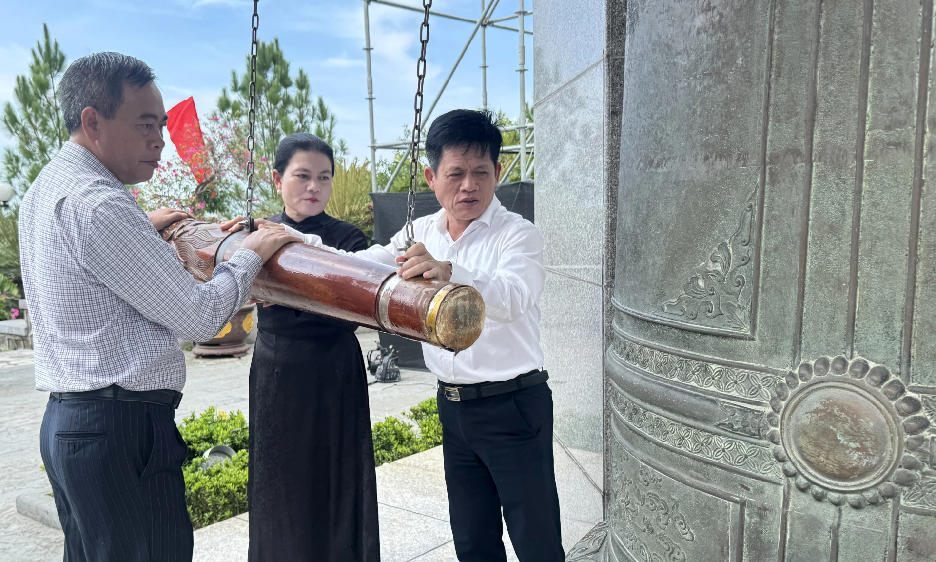 Các đồng chí lãnh đạo tỉnh thỉnh chuông tại Nghĩa trang liệt sĩ quốc gia Đường 9 - Ảnh: M.T