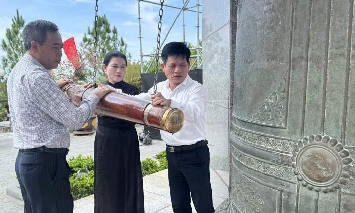 Dâng hương tri ân anh hùng liệt sĩ tại Nghĩa trang liệt sĩ quốc gia Đường 9