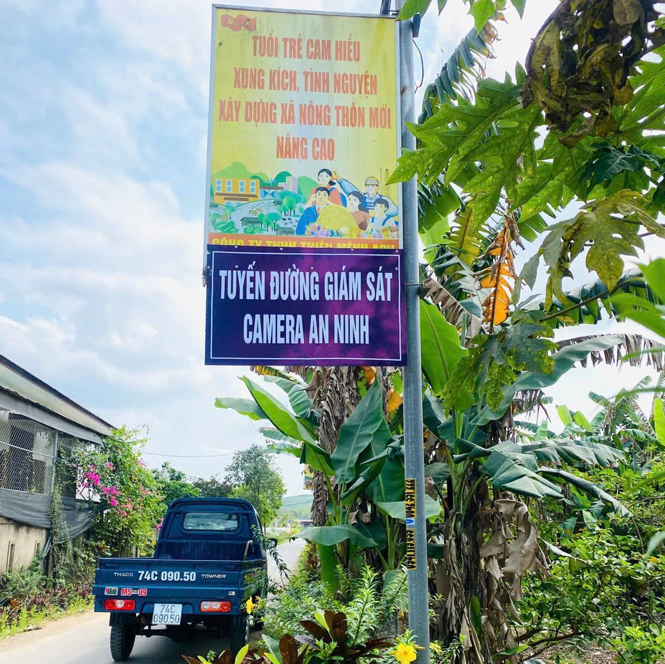 Camera an ninh theo dõi trên tuyến đường ở thôn Hiếu Nam, xã Hiếu Giang - Ảnh: N.T.H