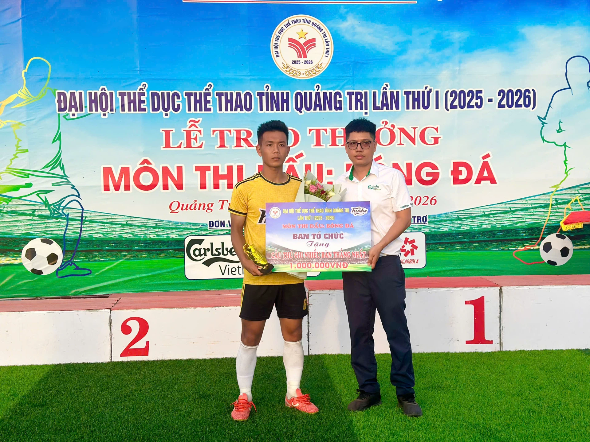 Ban tổ chức trao giải cho cầu thủ ghi nhiều bàn thắng nhất giải - Ảnh: Thùy Trang