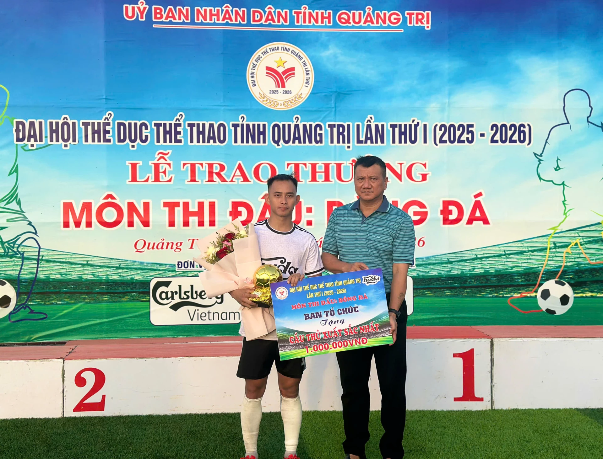 Ban tổ chức trao giải cho cầu thủ xuất sắc nhất giải - Ảnh: Thùy Trang