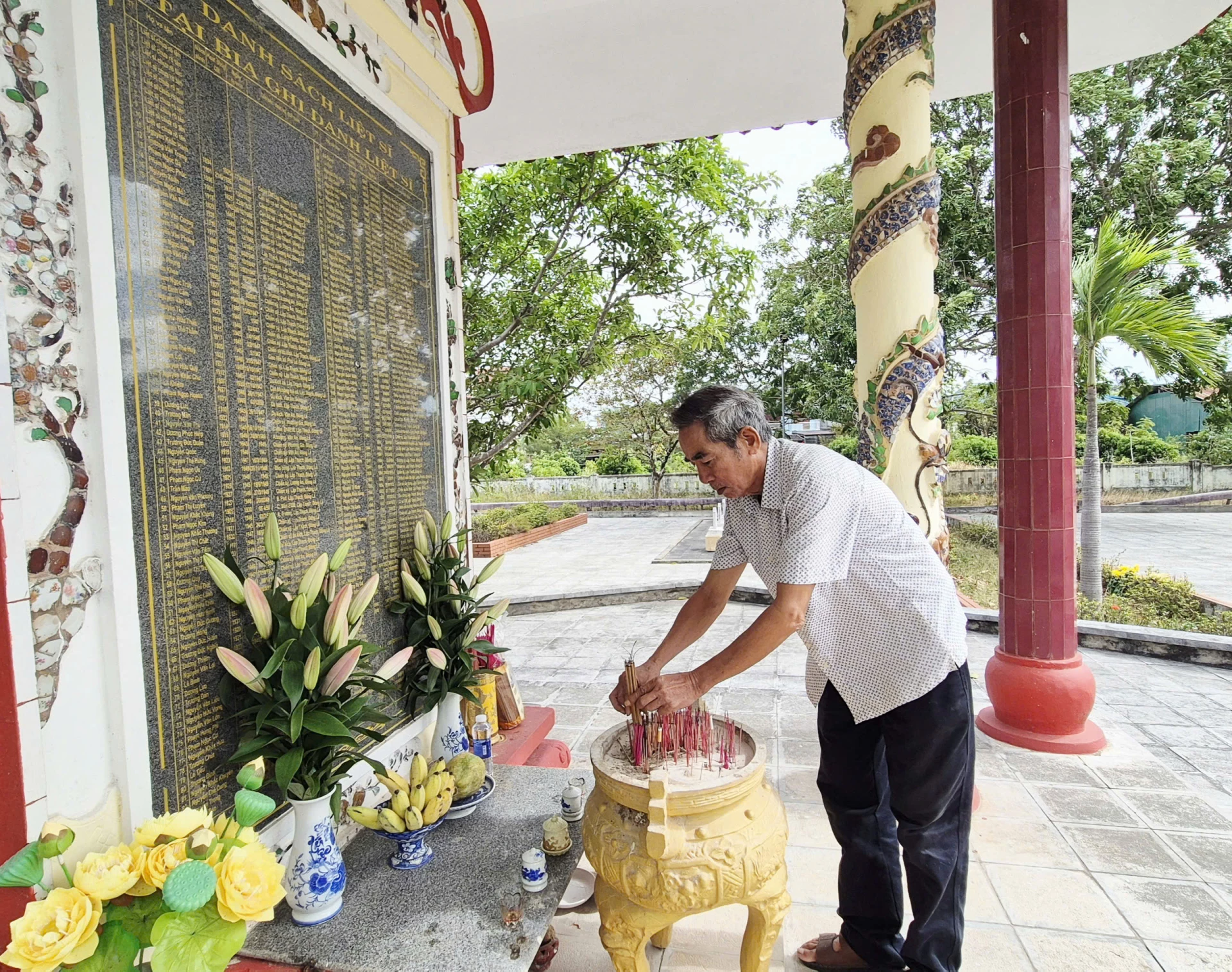 Cựu chiến binh Nguyễn Ngọc Tân dâng hương trước bia ghi danh các anh hùng liệt sĩ tại Nghĩa trang Liệt sĩ Đông Lễ-Ảnh: K.S