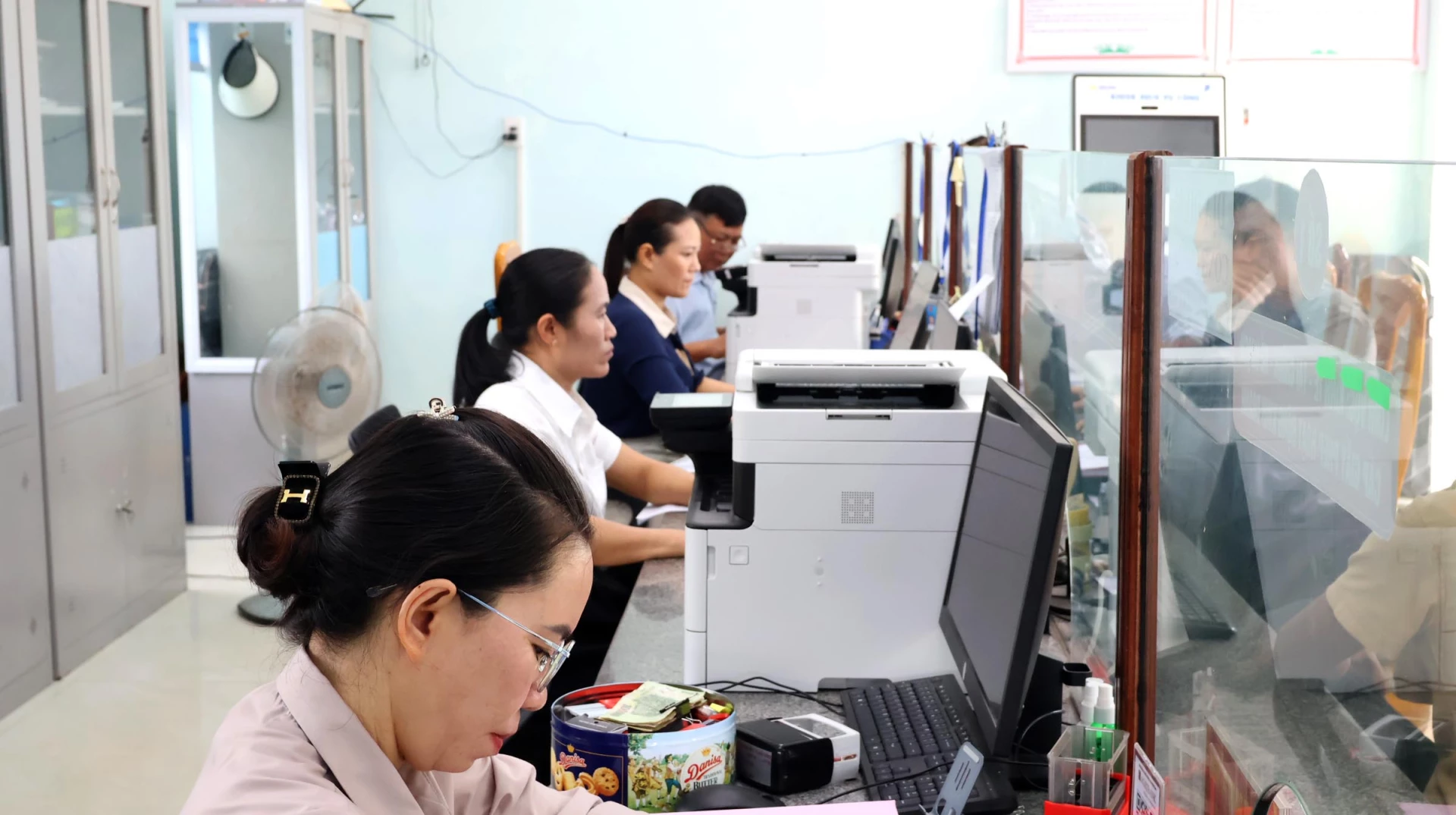 Người dân đến Trung tâm Phục vụ hành chính công xã Kim Ngân để giải quyết các thủ tục hành chính-Ảnh:V.M