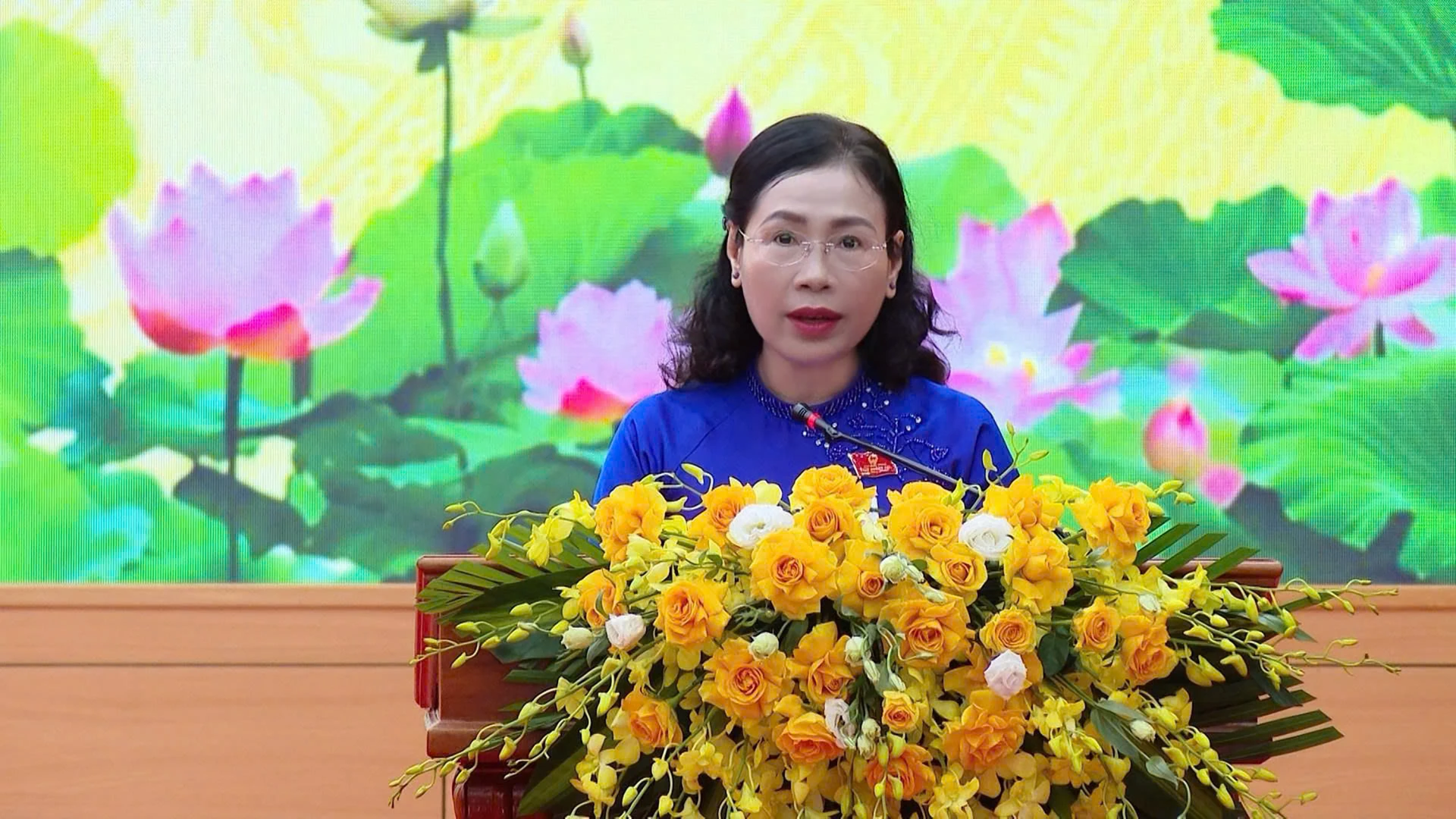 Đồng chí Phạm Thị Hân, Ủy viên Ban Thường vụ Tỉnh ủy, Phó Chủ tịch Thường trực HĐND tỉnh trình bày báo cáo tình hình hoạt động của Thường trực HĐND tỉnh - Ảnh: N.M