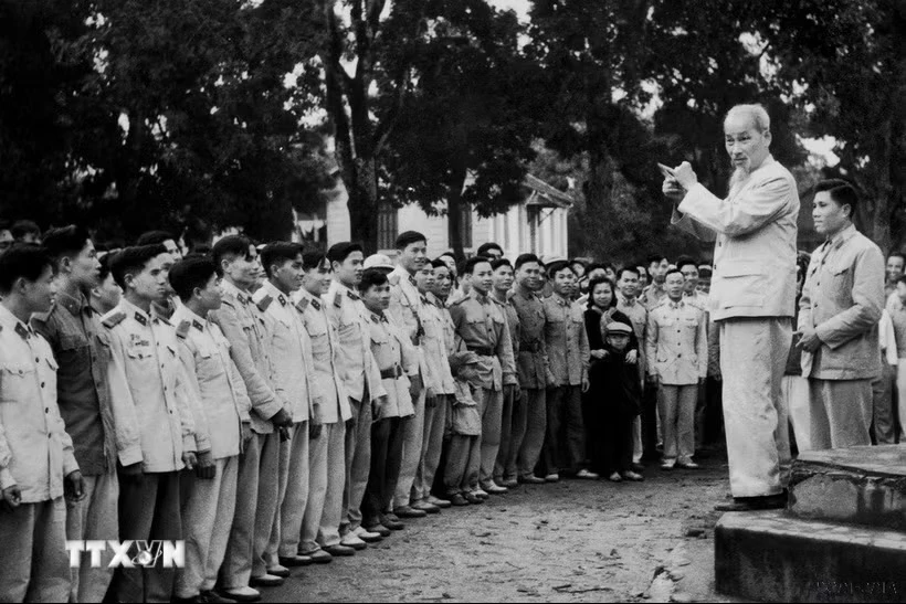 Chủ tịch Hồ Chí Minh thăm một đơn vị công an nhân dân vũ trang bảo vệ Thủ đô (tháng 12/1961). (Ảnh: TTXVN)