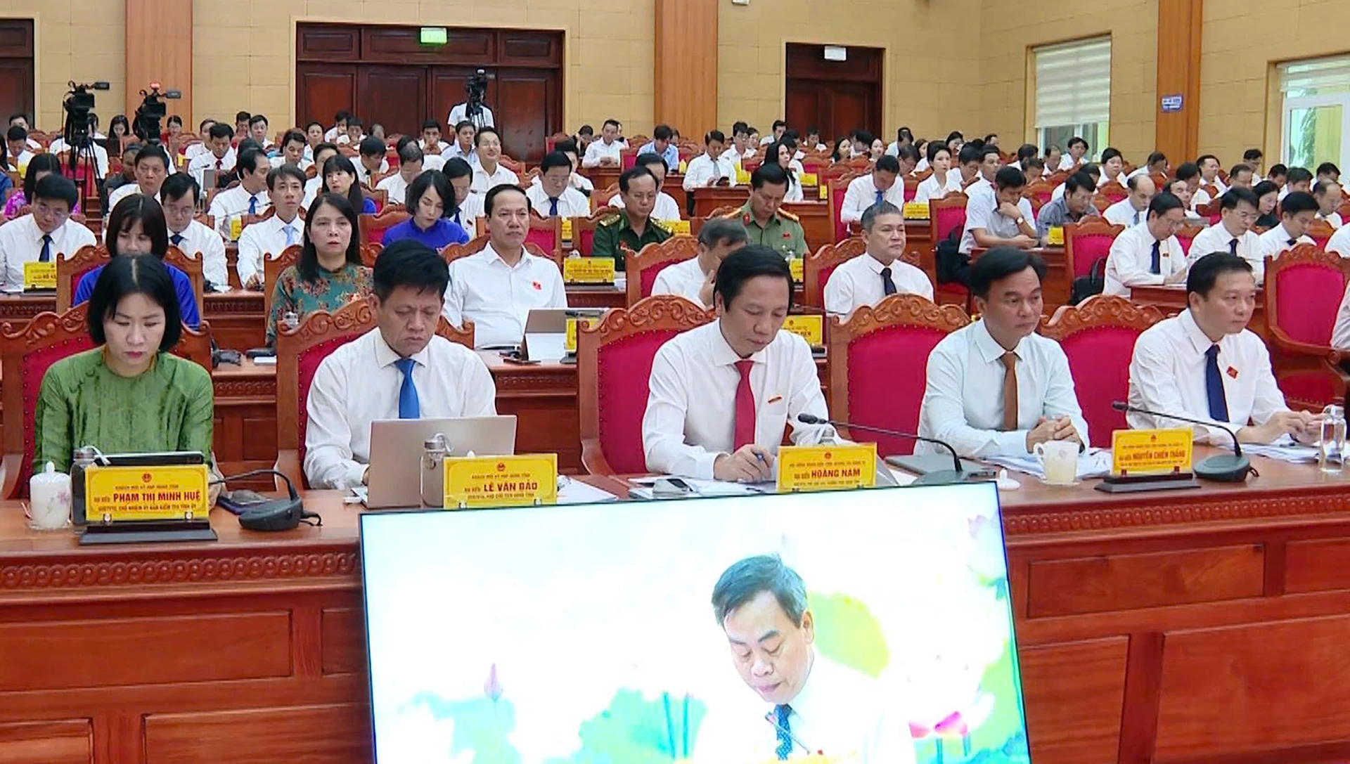ác đồng chí lãnh đạo tỉnh dự kỳ họp - Ảnh: X.P