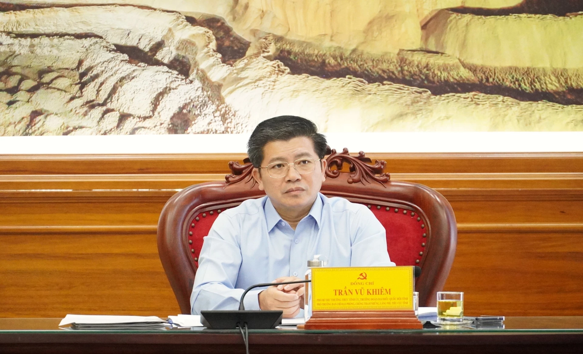 Đồng chí Trần Vũ Khiêm, Phó Bí thư Thường trực Tỉnh ủy, Trưởng đoàn đại biểu Quốc hội tỉnh, Trưởng ban Chỉ đạo chủ trì hội nghị - Ảnh: Q.V