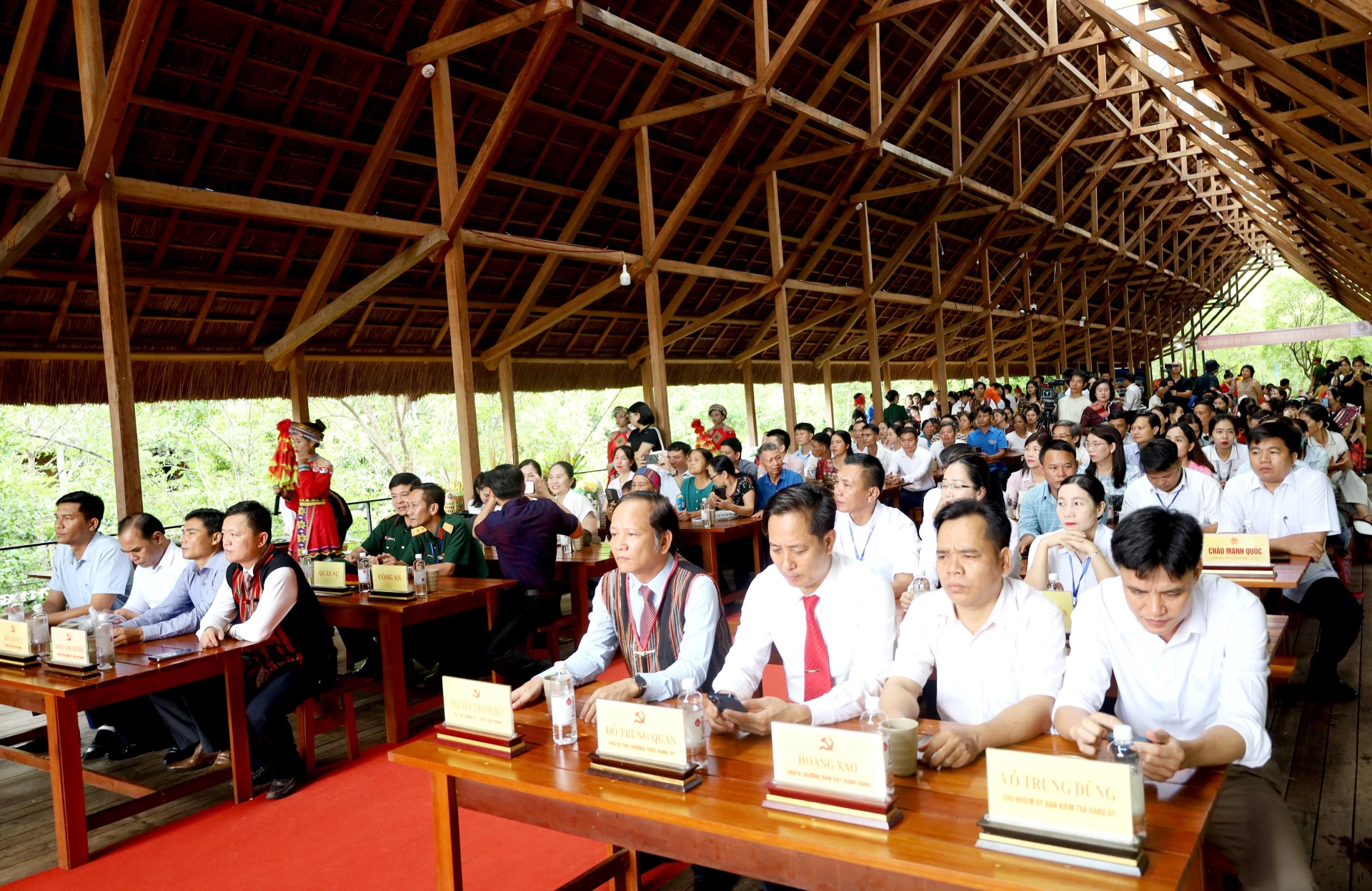 Các đại biểu, đồng bào và du khách tham dự lễ hội Mừng cơm mới của người Bru-Vân Kiều ở xã Kim Ngân năm 2026 - Ảnh: V.M