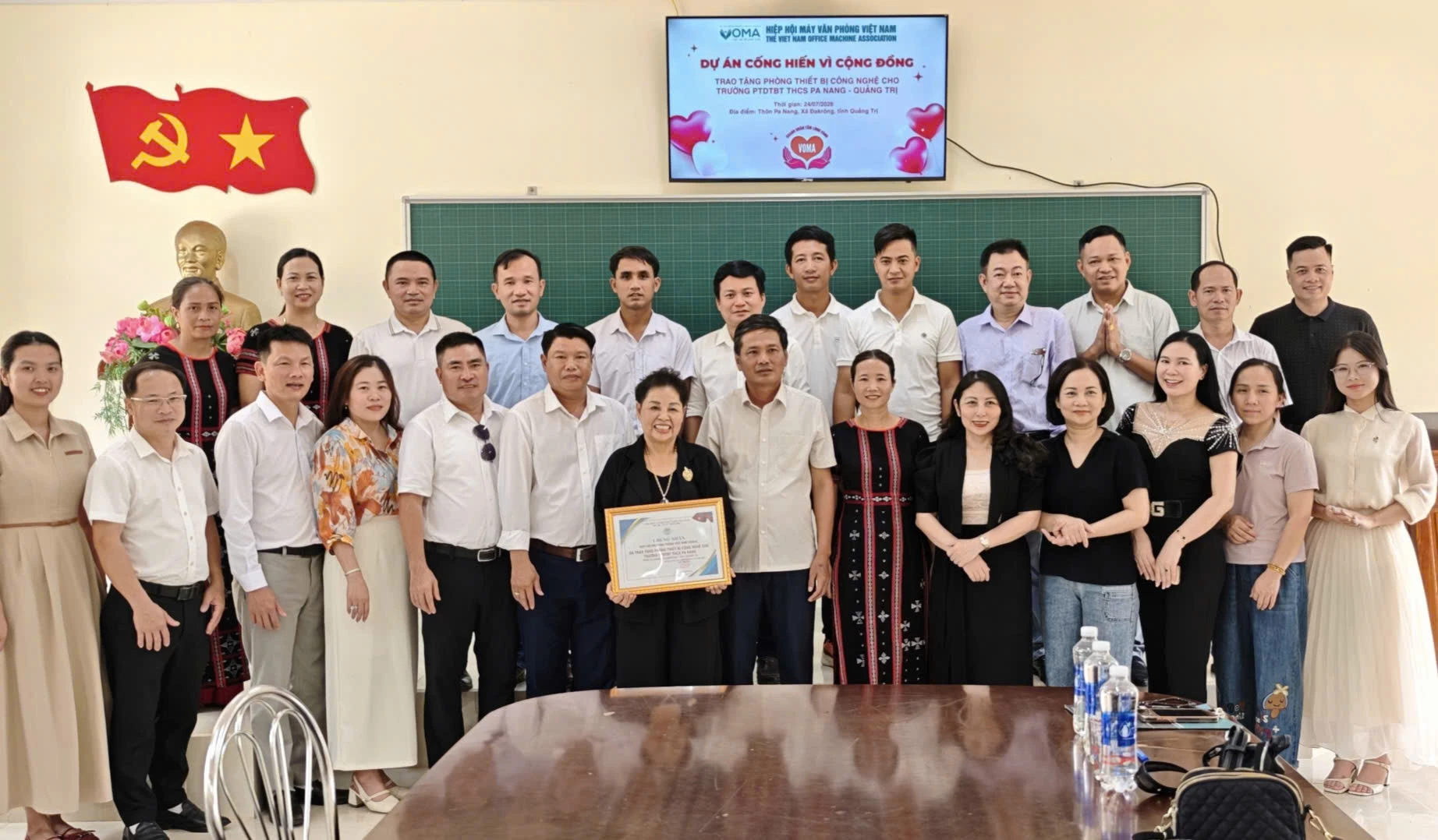 Lãnh đạo Trường  PTDTBT THCS Pa Nang trao chứng nhận cho Hiệp hội Máy văn phòng Việt Nam đã tài trợ thiết bị công nghệ cho trường- Ảnh: K.S