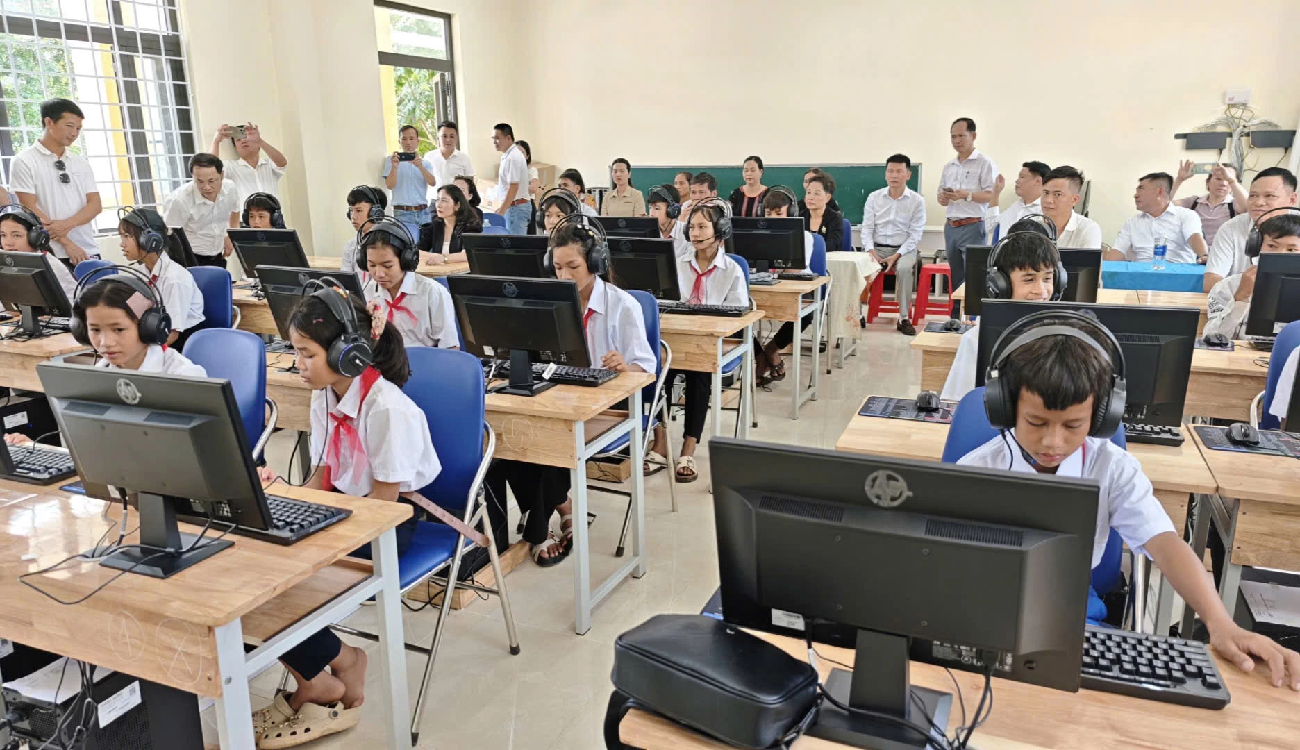Học sinh Trường PTDTBT THCS Pa Nang thực hành tại phòng máy tính mới vừa được trao tặng - Ảnh: K.S 