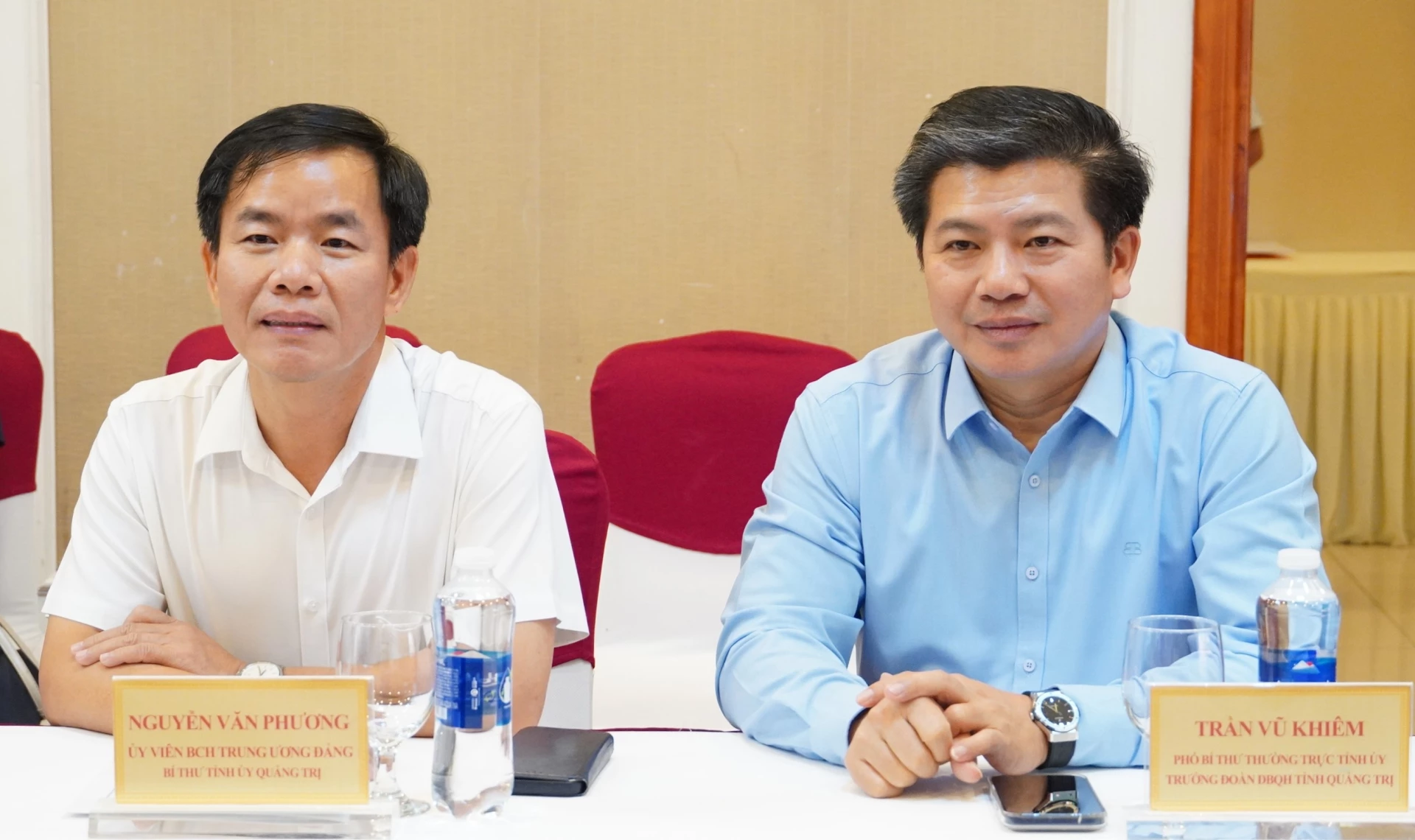 Đồng chí Nguyễn Văn Phương, Bí thư Tỉnh ủy và đồng chí Trần Vũ Khiêm, Phó Bí thư Thường trực Tỉnh ủy, Trưởng đoàn đại biểu Quốc hội tỉnh tham dự buổi lễ - Ảnh: Q.V