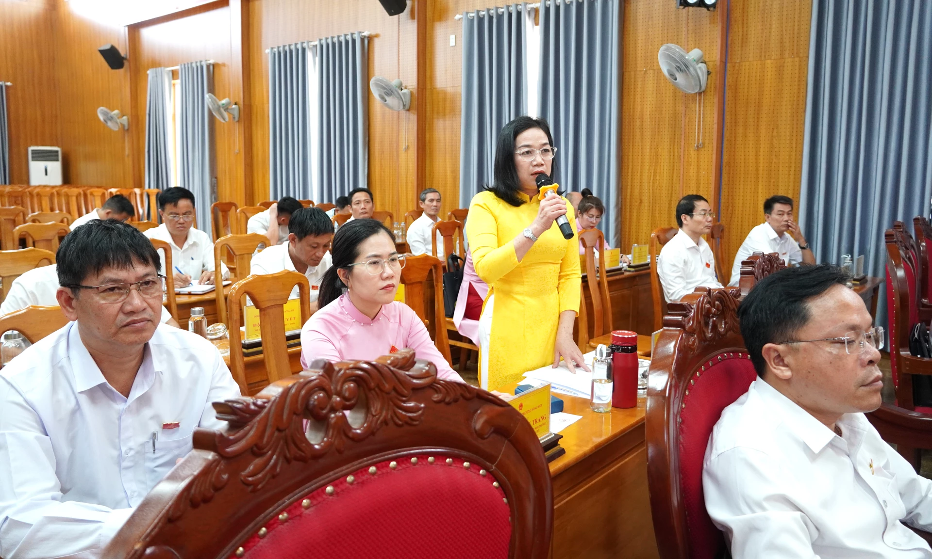 Đại biểu HĐND phường Đồng Hới chất vấn về các vấn đề cử tri quan tâm - Ảnh: H.Tr.