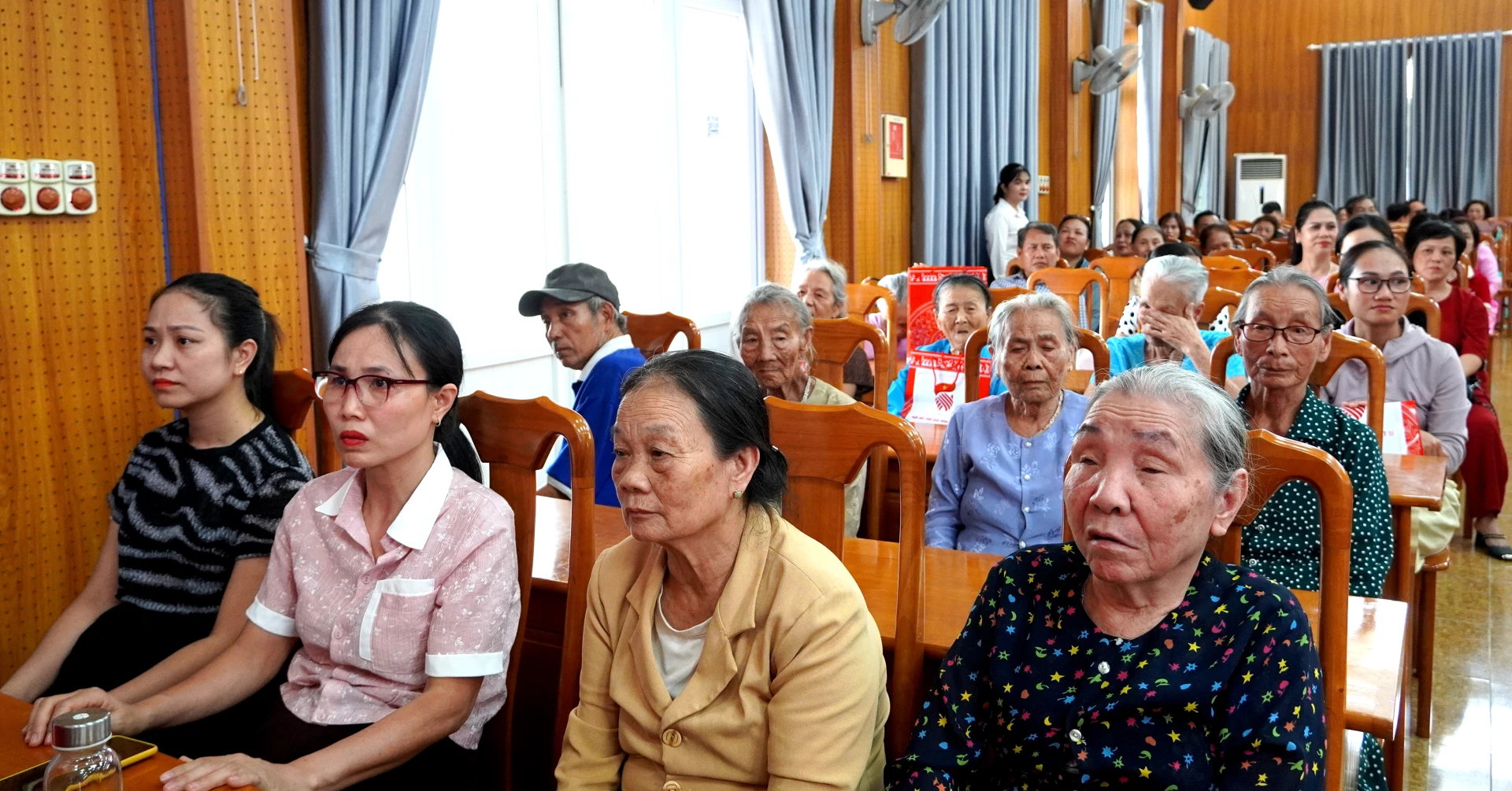 Các đại biểu dự buổi gặp mặt - Ảnh: H.Tr.