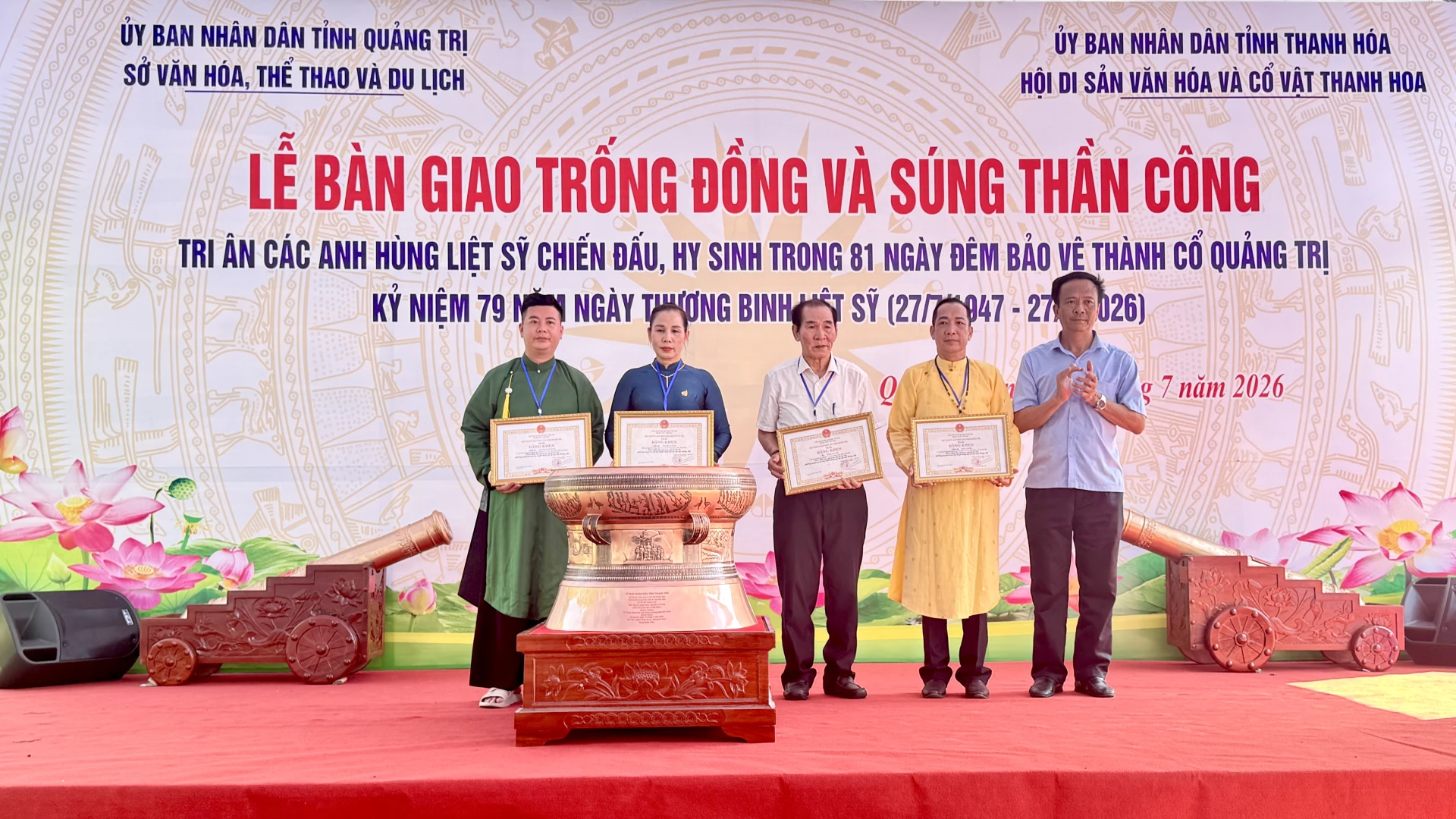 Đại diện lãnh đạo Sở Văn hóa, Thể thao và Du lịch tặng Bằng khen của UBND tỉnh Quảng Trị cho các tập thể và cá nhân - Ảnh: MT