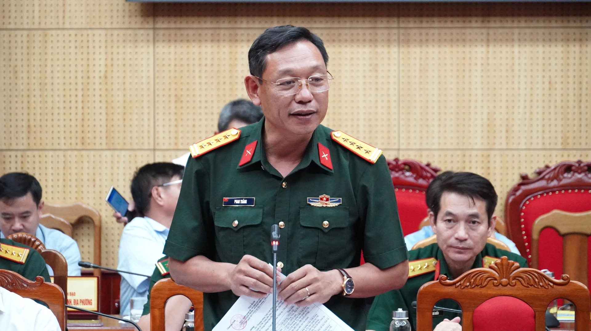 Đại tá Phan Thắng, Chỉ huy trưởng Bộ CHQS tỉnh phát biểu tại tọa đàm - Ảnh: Q.V