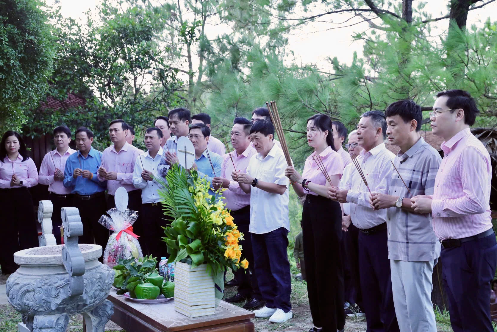 Đoàn đại biểu Ngân hàng Chính sách xã hội dâng hoa, dâng hương viếng mộ Đại tướng Võ Nguyên Giáp -Ảnh: M.L