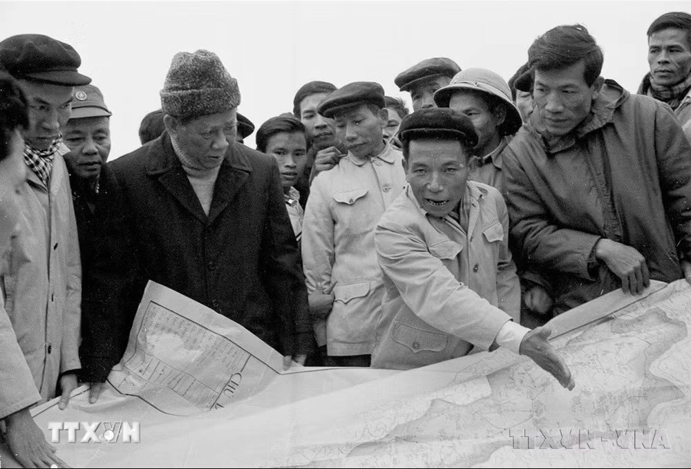 Tổng Bí thư Lê Duẩn thăm công trường xây dựng hệ thống thủy lợi sông Hoàng Mai, tỉnh Thanh Hóa (17/1/1978). (Ảnh: Văn Bảo/TTXVN)