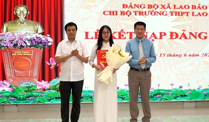 Toàn tỉnh kết nạp 1.946 đảng viên trong 6 tháng đầu năm