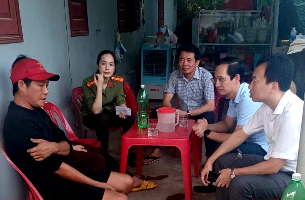 Đồng chí Chủ tịch UBND phường Đồng Hới Hoàng Ngọc Đan trực tiếp phối hợp với các đơn vị, địa phương vận động các hộ dân đồng thuận bàn giao mặt bằng cho dự án liên quan cầu Nhật Lệ 3 - Ảnh: H.Tr