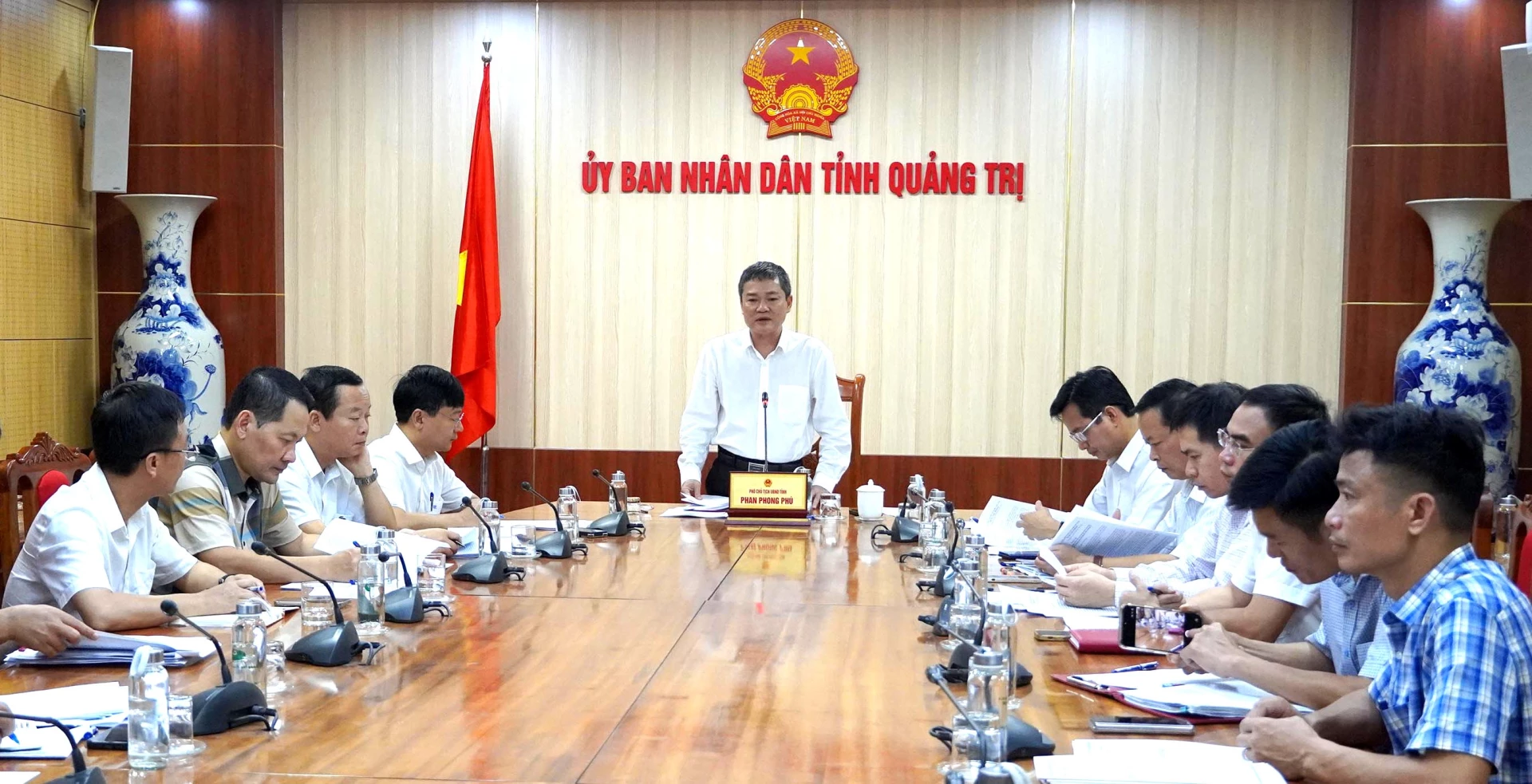 Đồng chí Phó Chủ tịch UBND tỉnh Phan Phong Phú đặt vấn đề tại hội nghị - Ảnh: H.Tr.