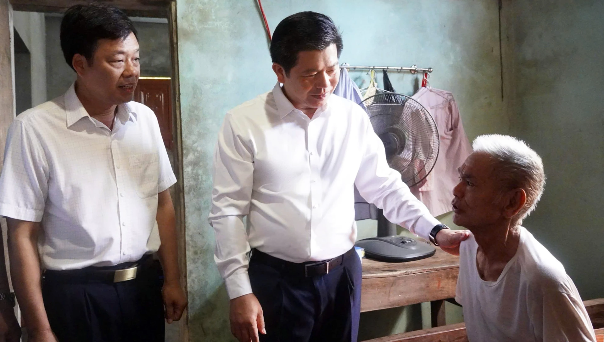 Đồng chí Phó Bí thư Thường trực Tỉnh ủy thăm, tặng quà người có công và dâng hương tại Hang Tám Cô