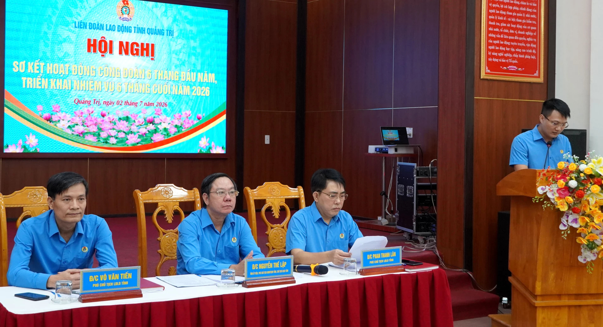 Các đồng chí lãnh đạo Liên đoàn Lao động tỉnh chủ trì hội nghị - Ảnh: H.Tr.