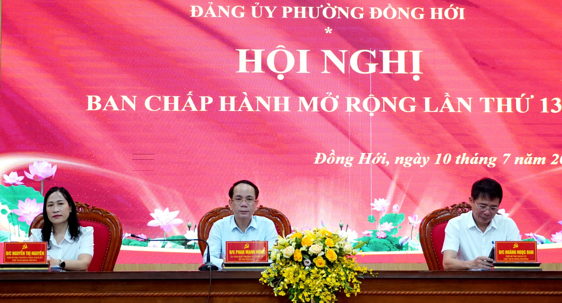 Các đồng chí Thường trực Đảng ủy phường Đồng Hới điều hành hội nghị - Ảnh: H.Tr.